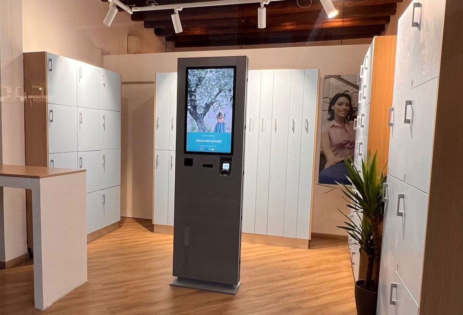 Parete di locker smart installata in un punto vendita